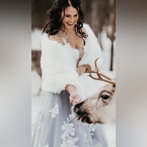 NWT Tulip Bridal Snow White Faux Fur Wrap  Hook Closure. Holidays, Prom, Wedding